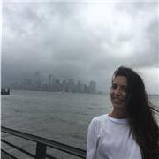 Laureata in economia impartisce lezioni ad alunni delle scuole elementari, medie e superiori